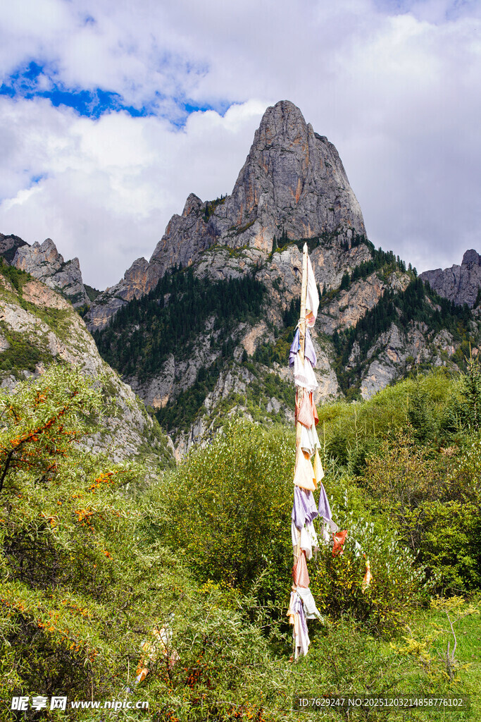 山间经幡立巍峨峰景秀