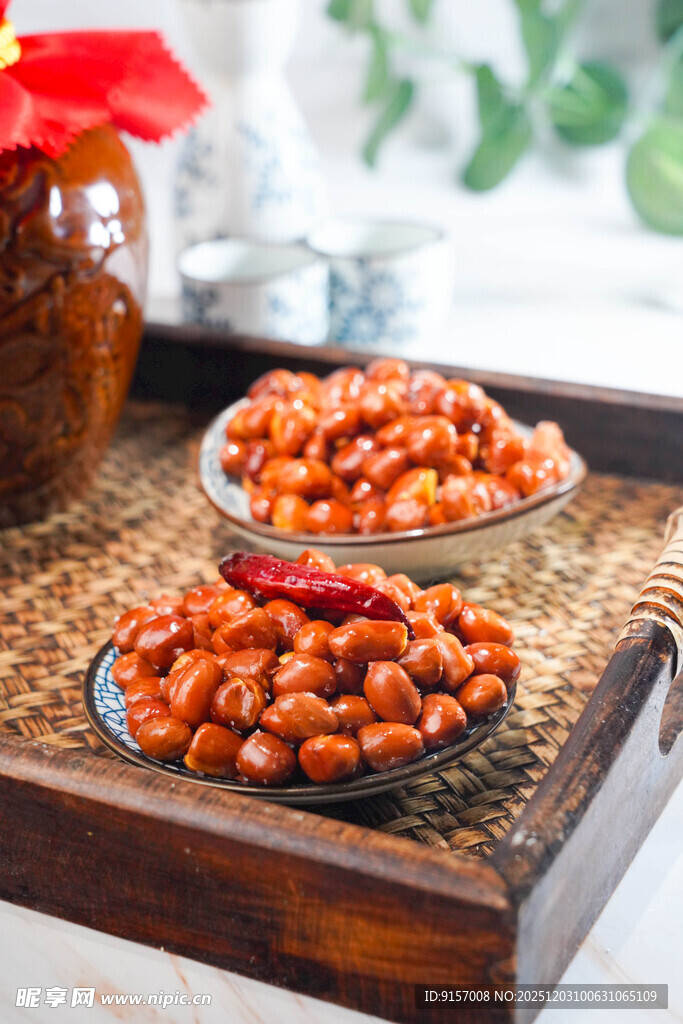 木盘上的美味炒花生米