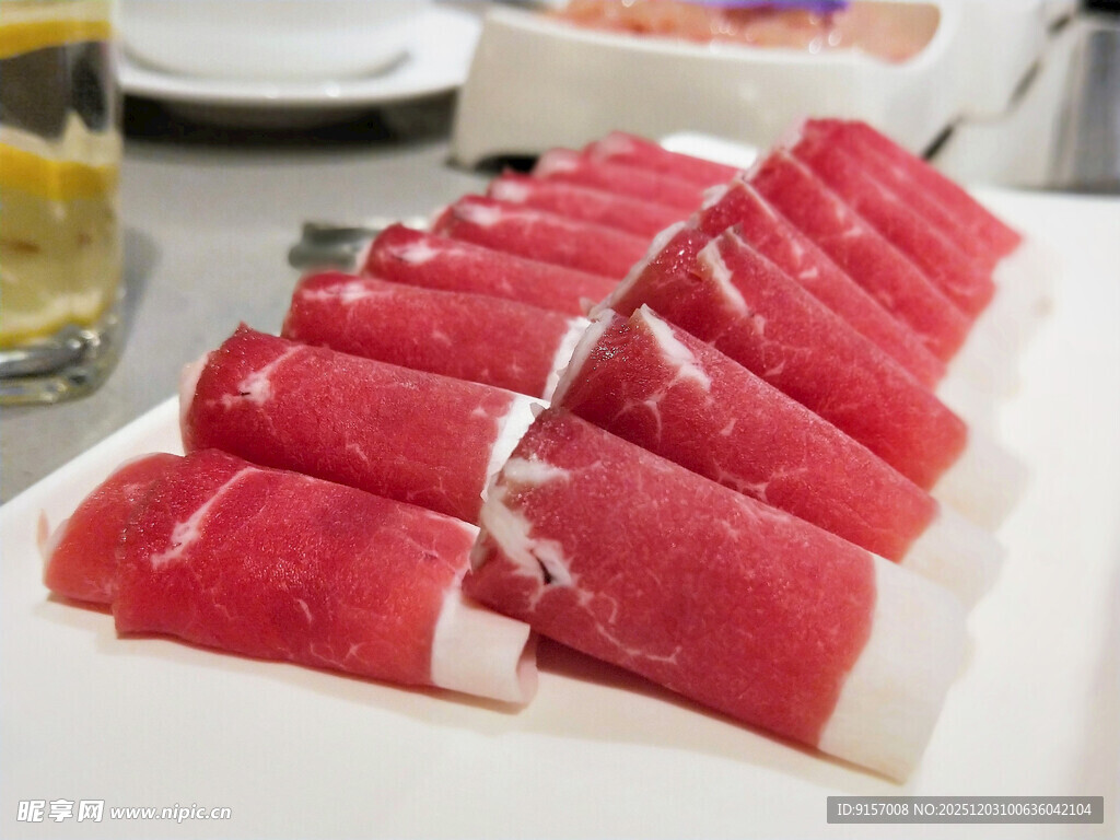 新鲜牛肉卷摆盘展示