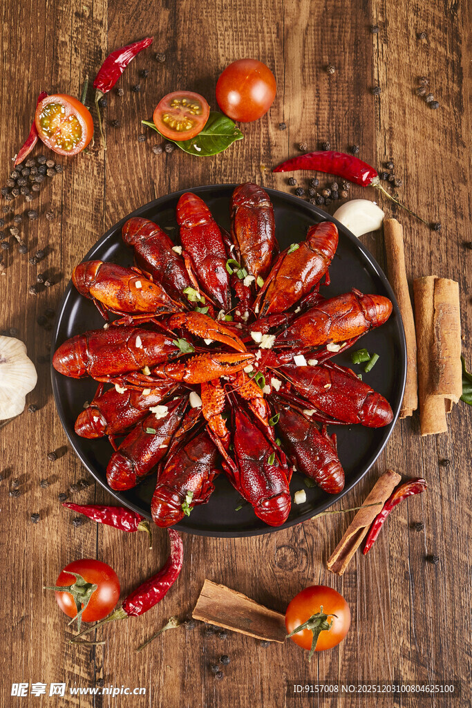美味小龙虾摆放在木桌上
