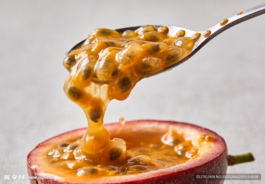 用勺子挖百香果