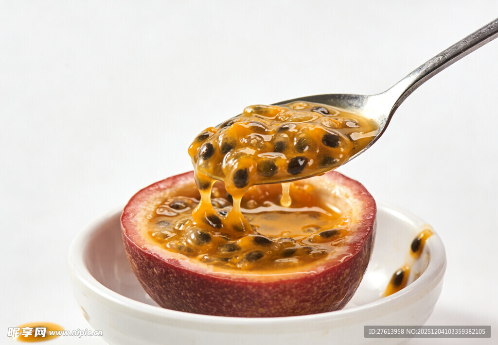 百香果果肉被勺子舀起
