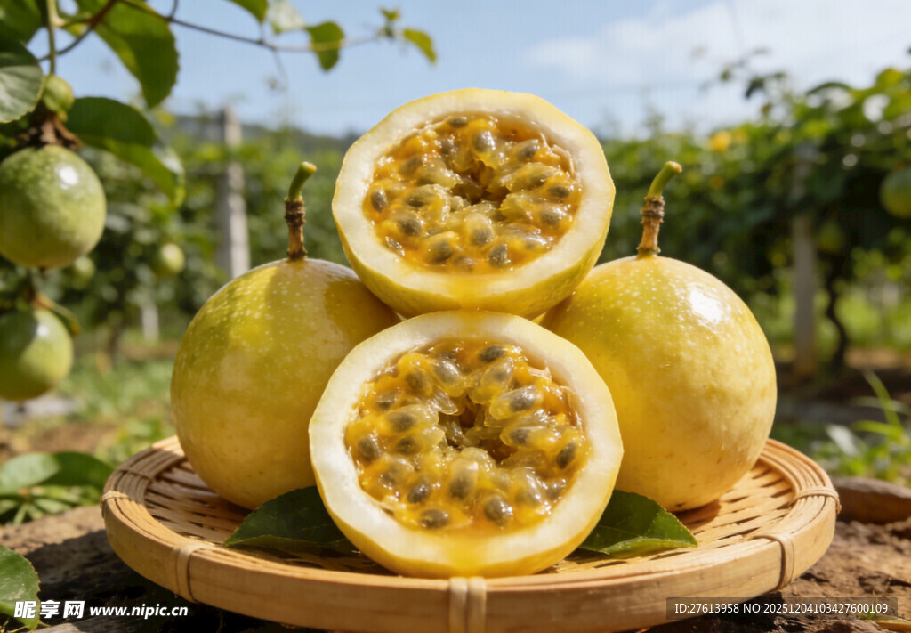 竹盘上切开的百香果