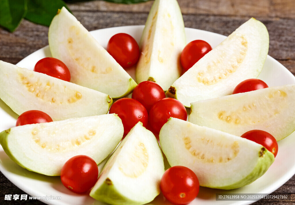 芭乐配樱桃摆盘