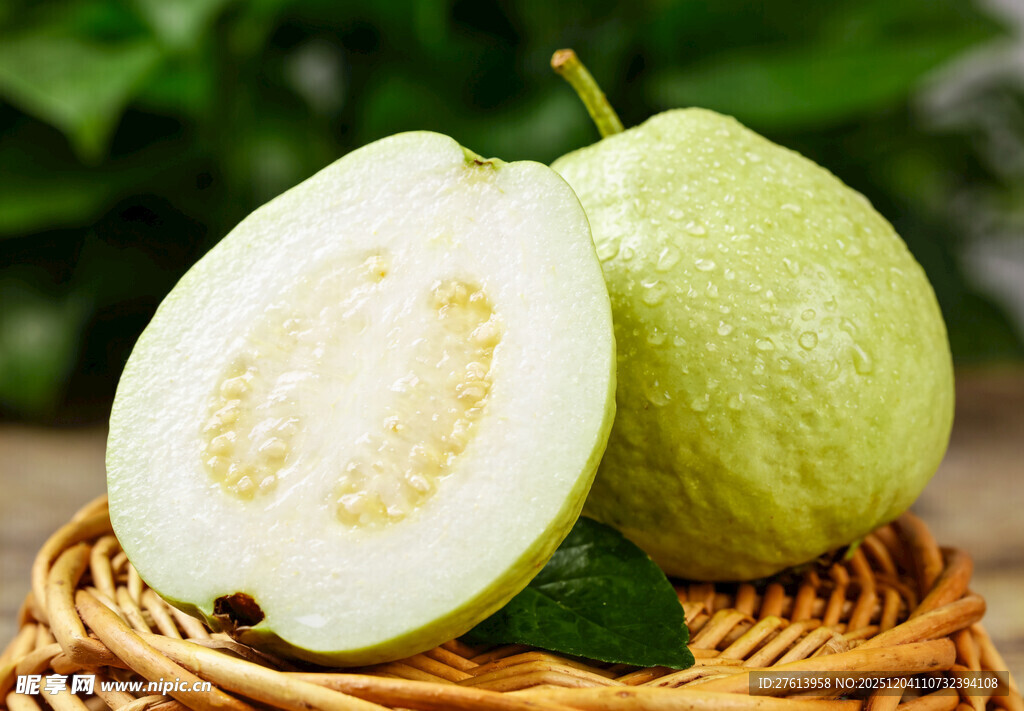 竹篮中的白心番石榴