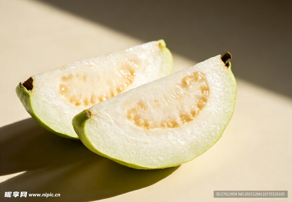 切开的白肉芭乐番石榴