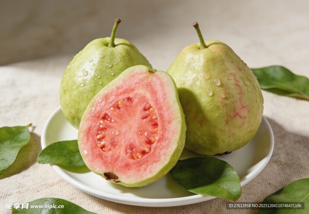 切开的红心番石榴