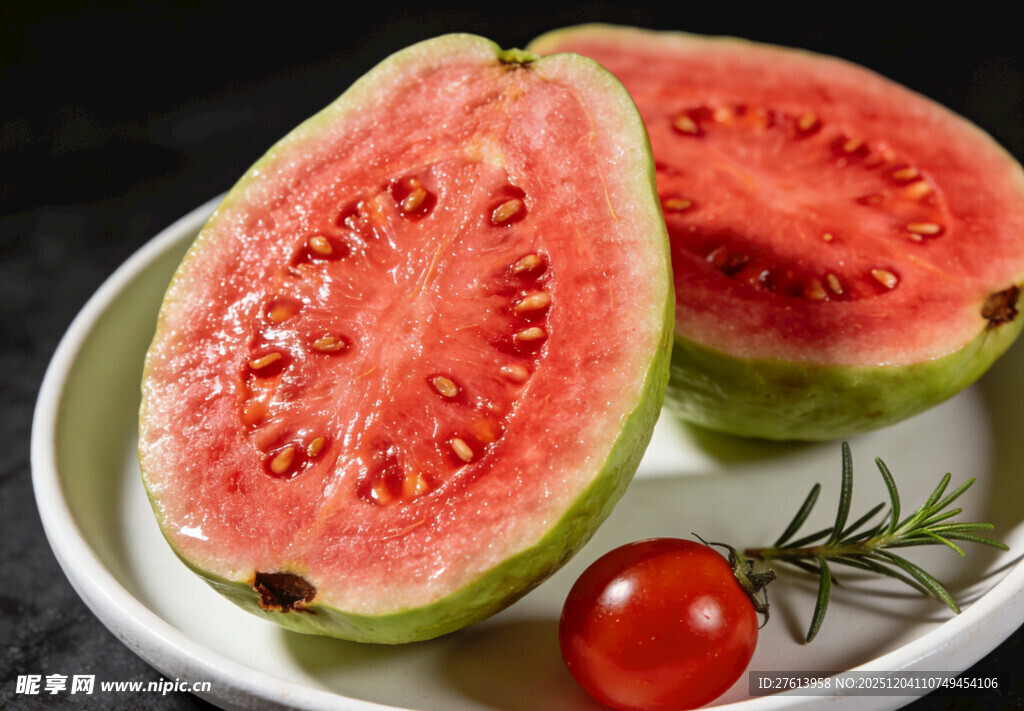 切开的红心芭乐