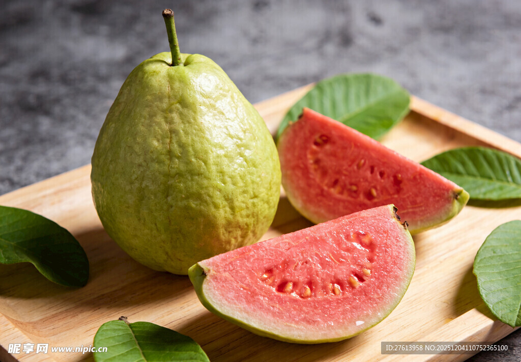 木盘上的番石榴