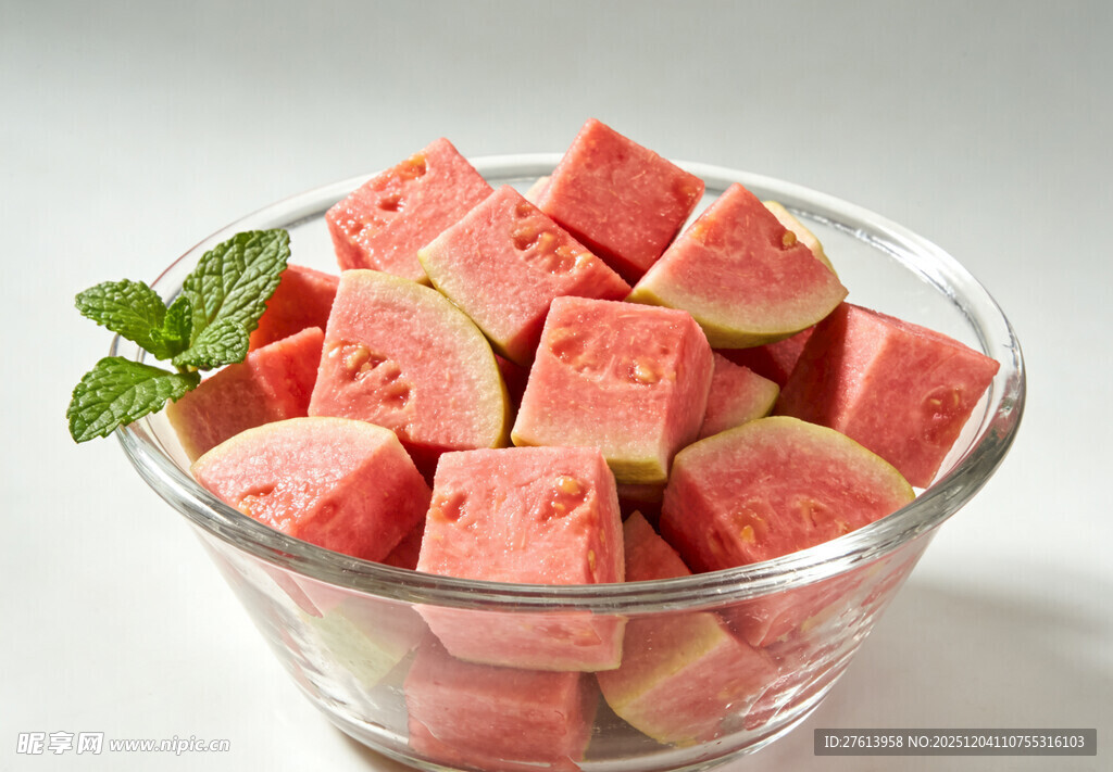 玻璃碗中的切块番石榴