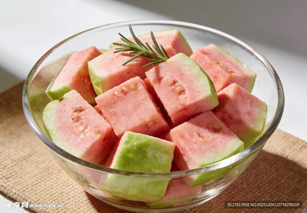 玻璃碗中的芭乐切块