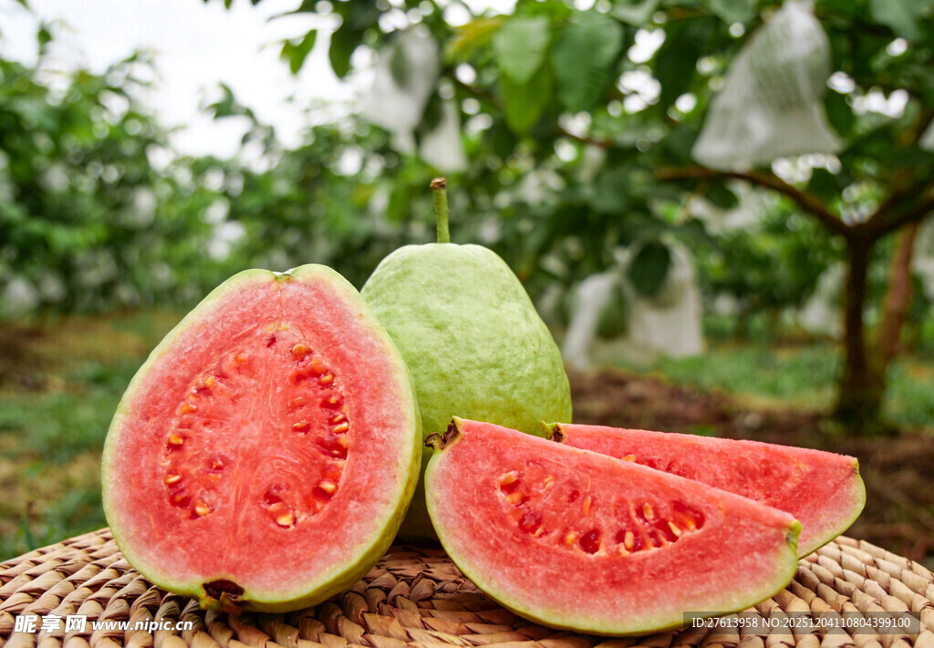 切开的红心番石榴