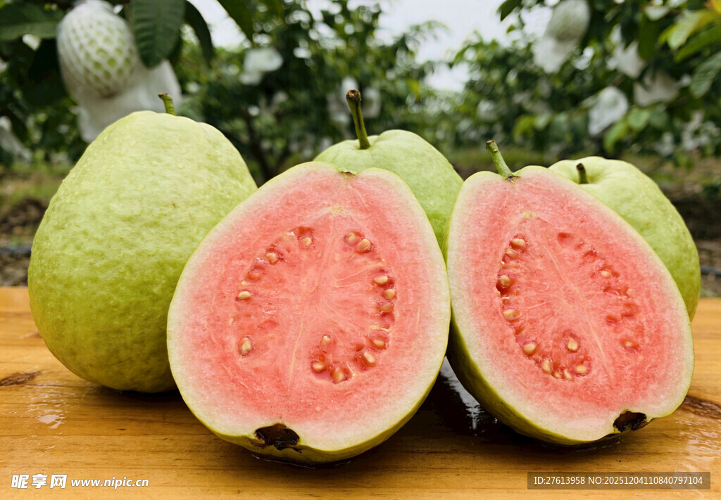 切开的红心番石榴