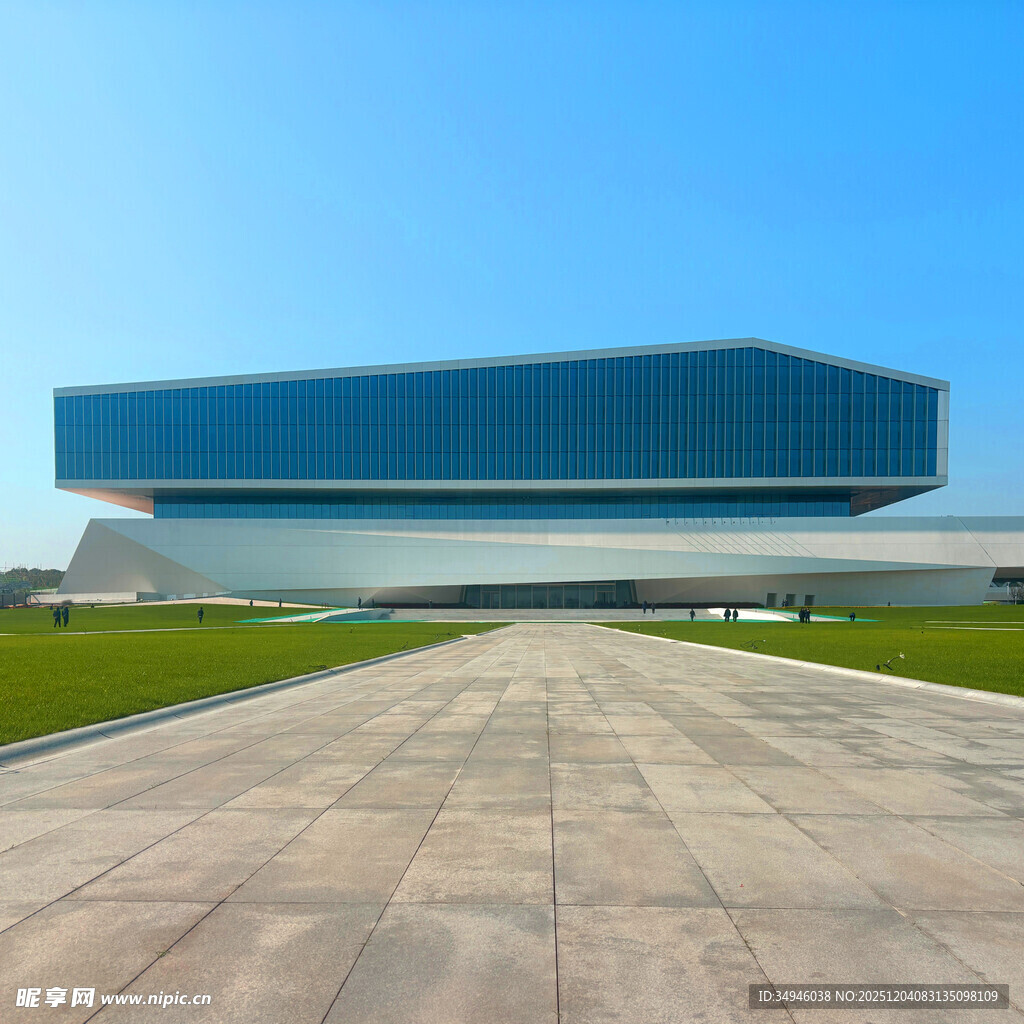 现代建筑前的宽阔步道