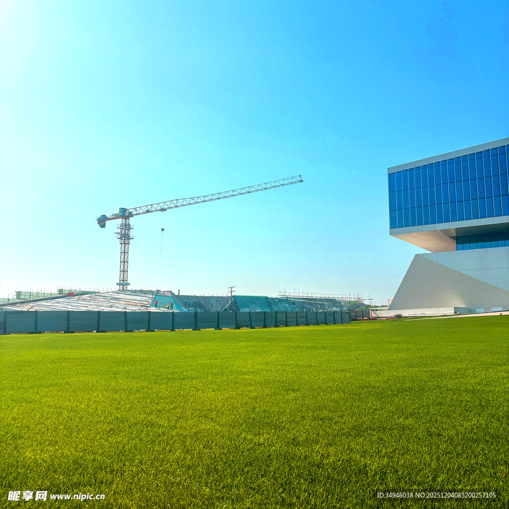 绿草上的建筑施工场景