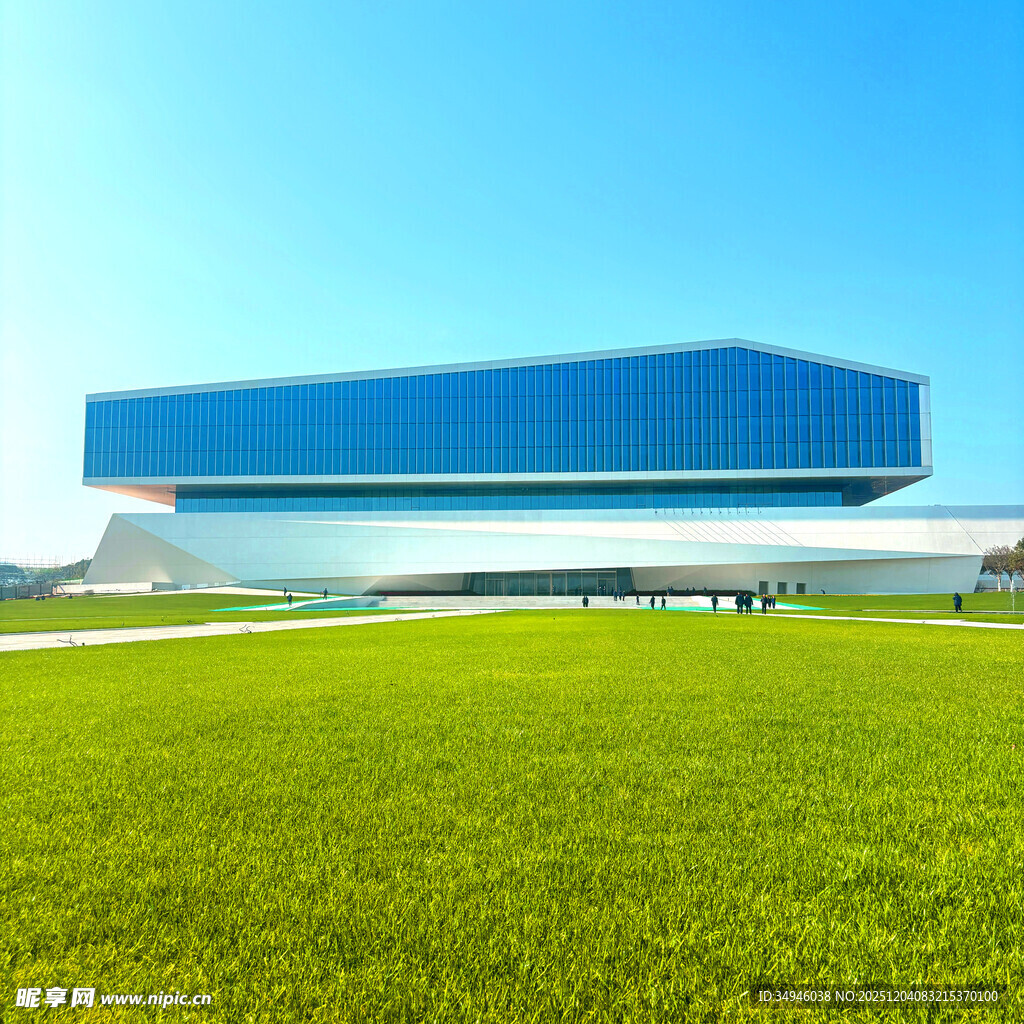 绿草上的现代独特建筑