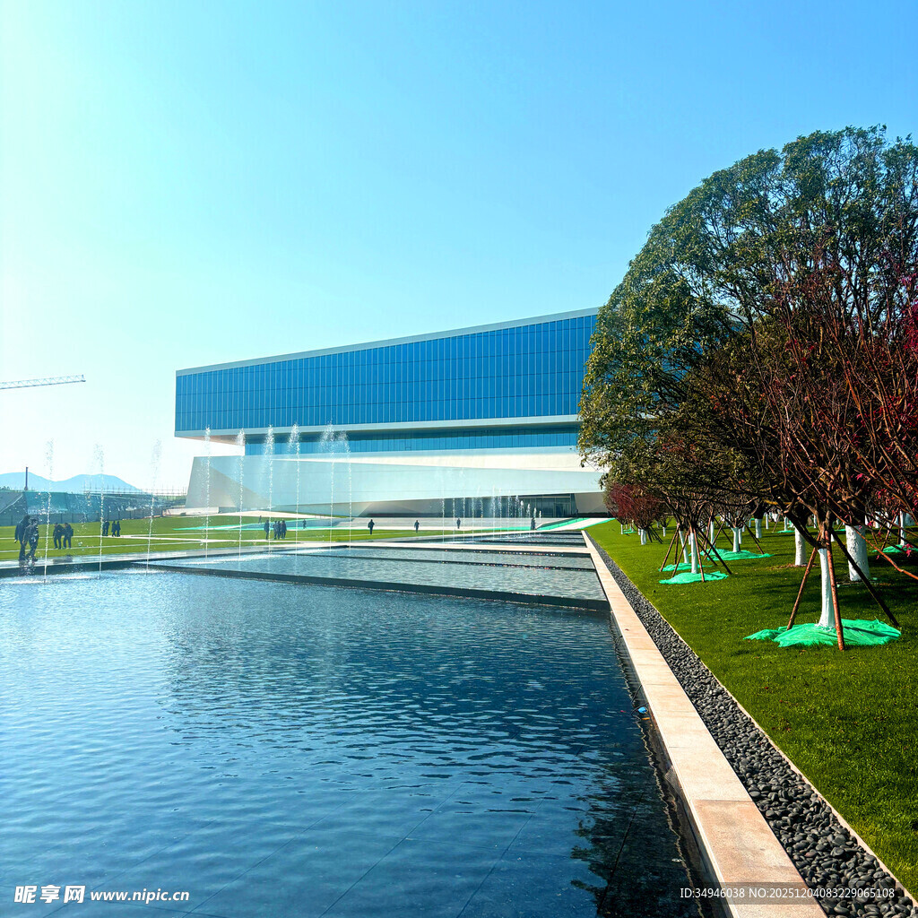 现代建筑旁的宁静水景