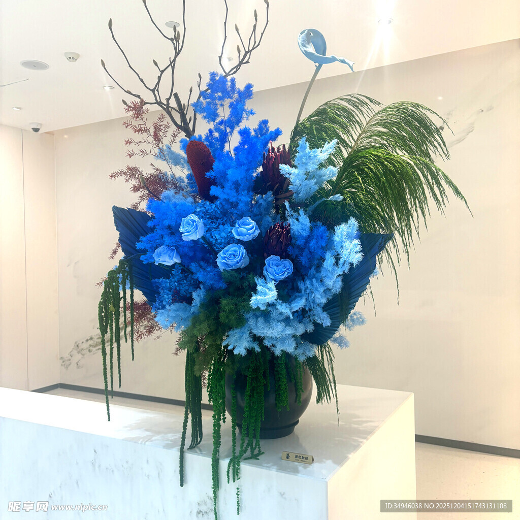 蓝色系精美插花艺术作品
