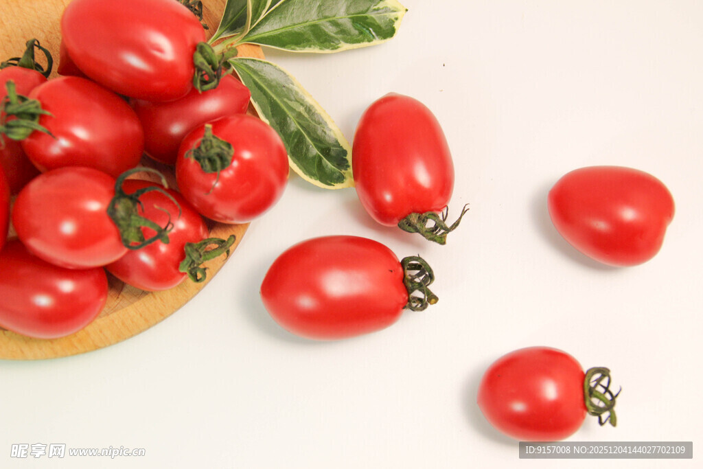 新鲜圣女果与绿叶搭配