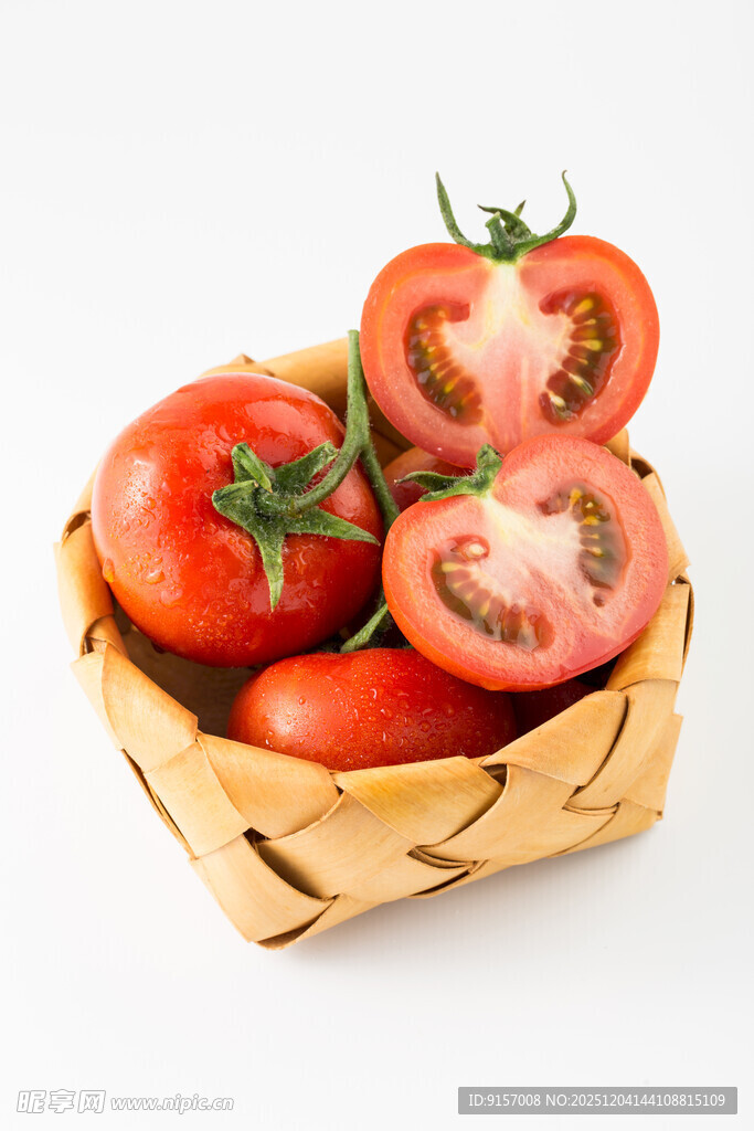 竹篮中的新鲜红番茄