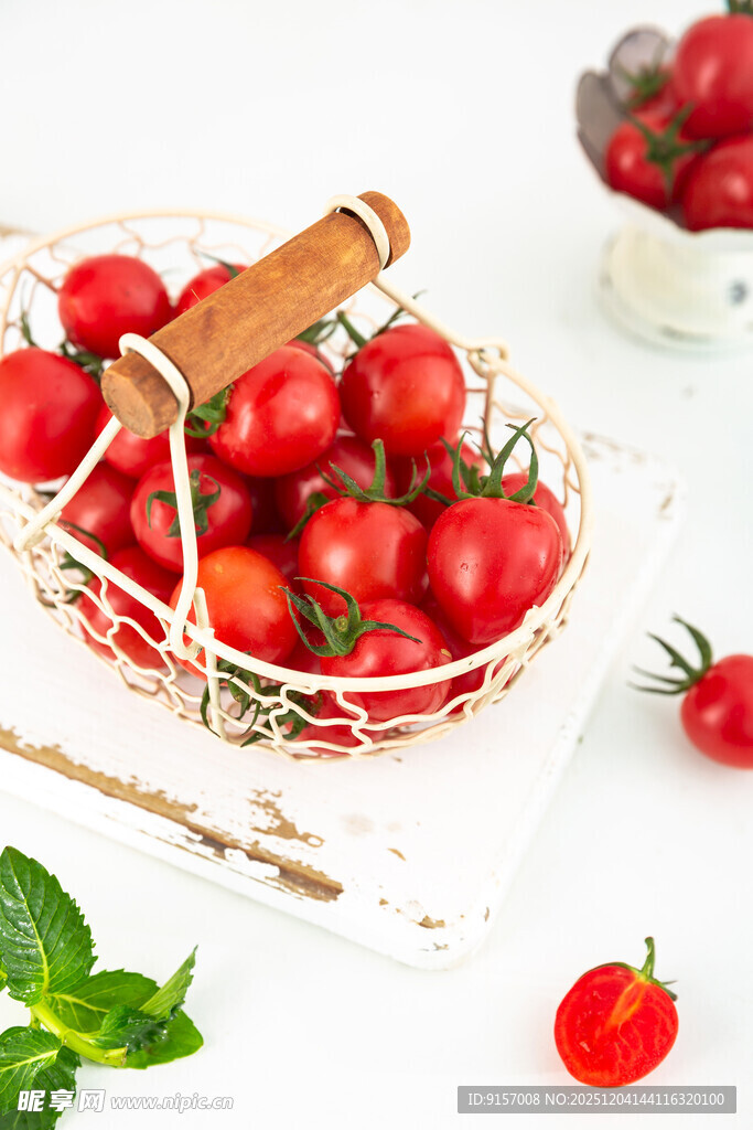新鲜樱桃番茄装于白篮中