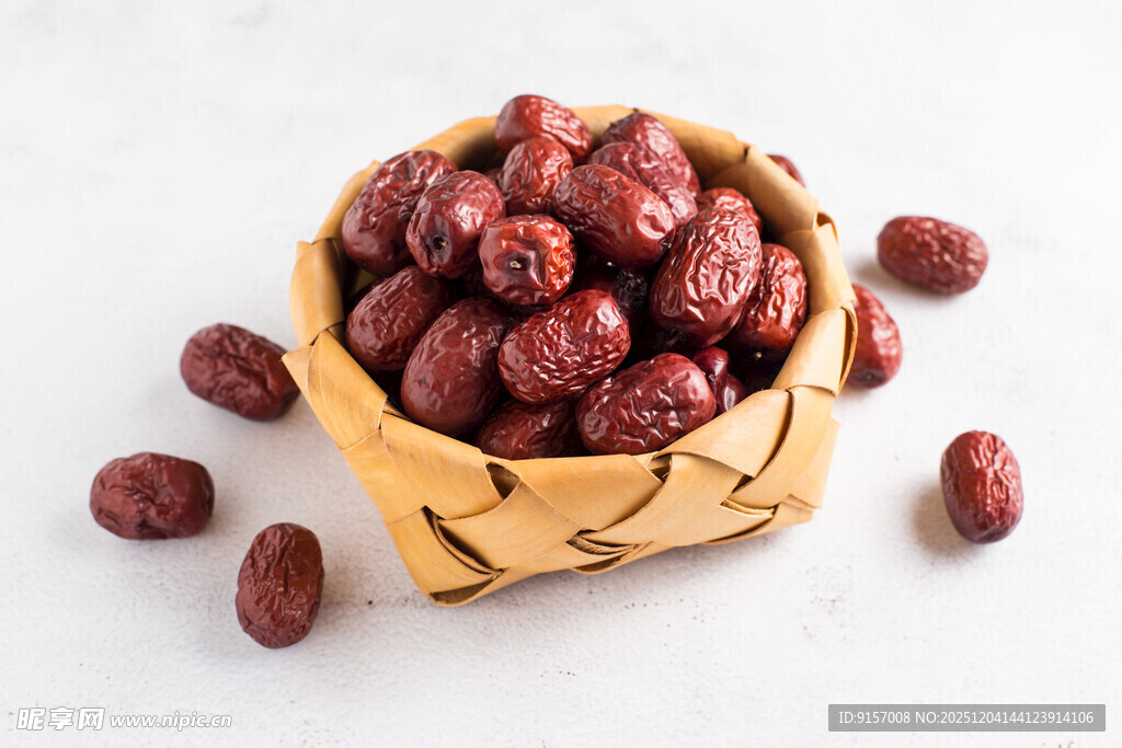 竹篮中的饱满红枣