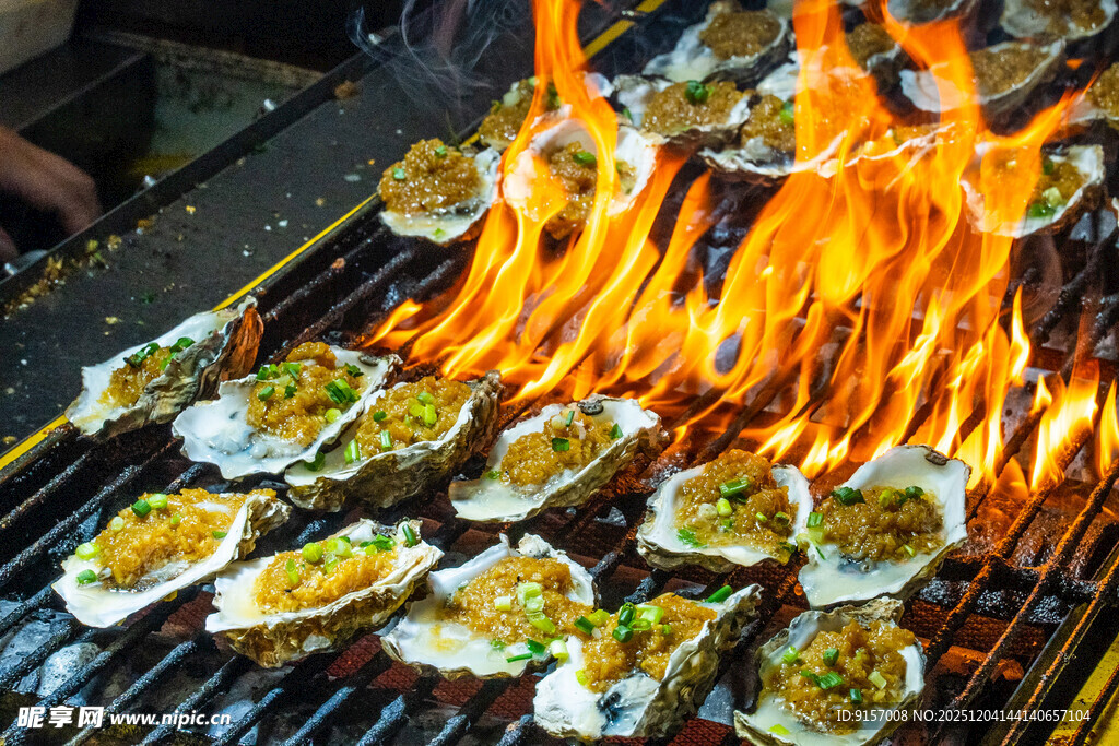 火焰上的美味烤生蚝