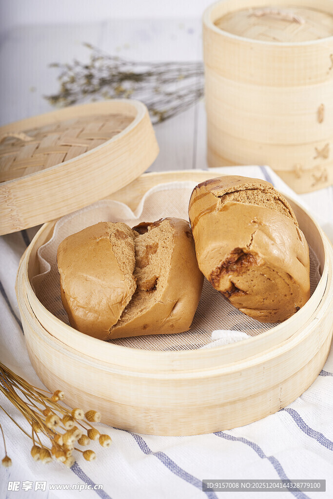 竹制蒸笼里的美味红糖馒头