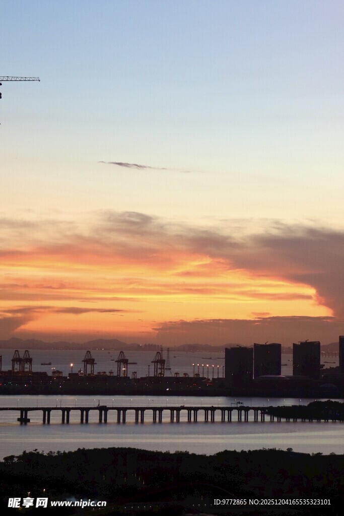 城市河畔绝美日落景观