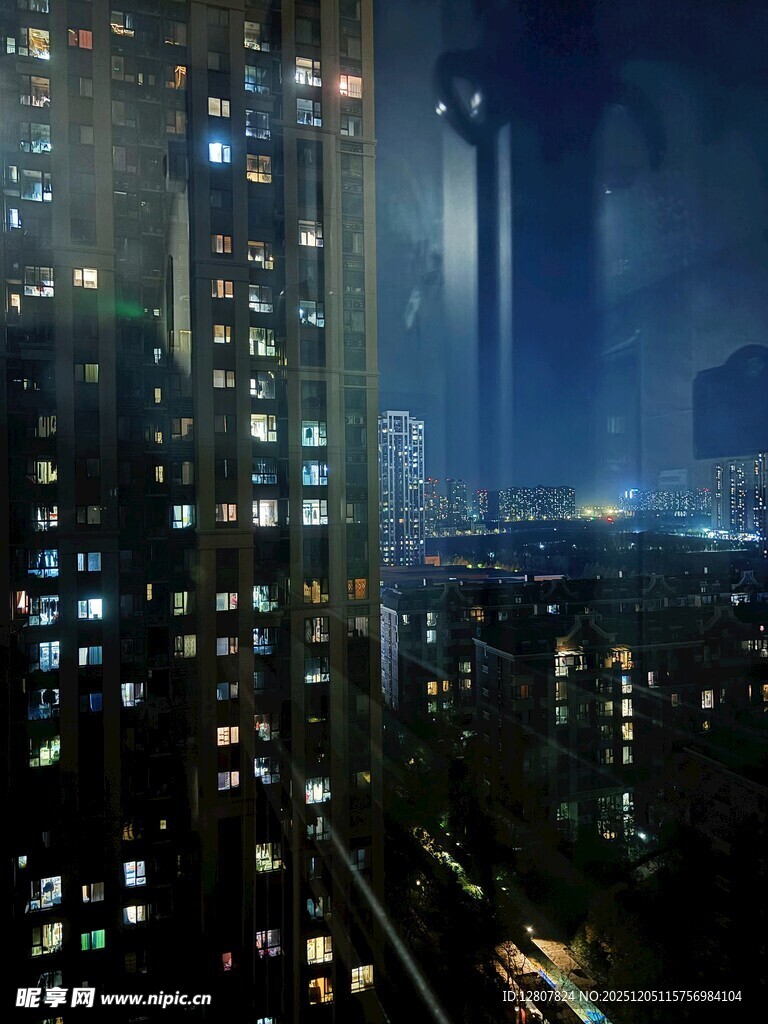 城市璀璨夜景俯瞰图