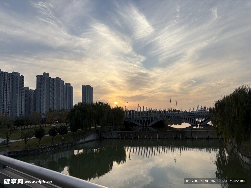 城市河畔的绝美黄昏景色