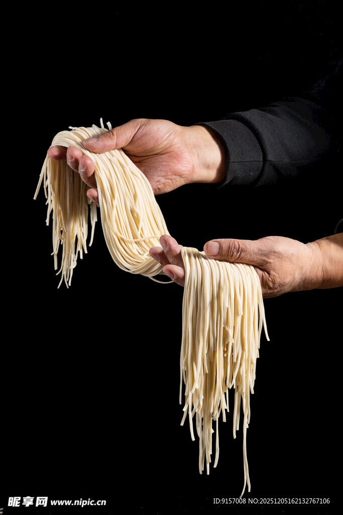 手工拉面制作瞬间
