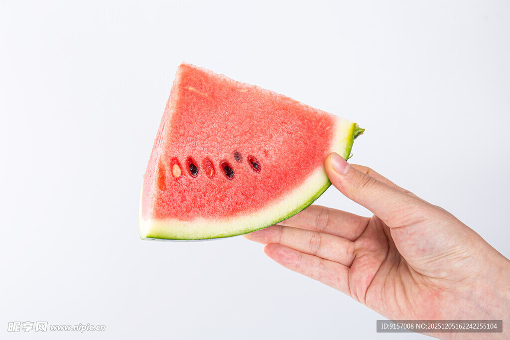 手捧鲜切西瓜一角