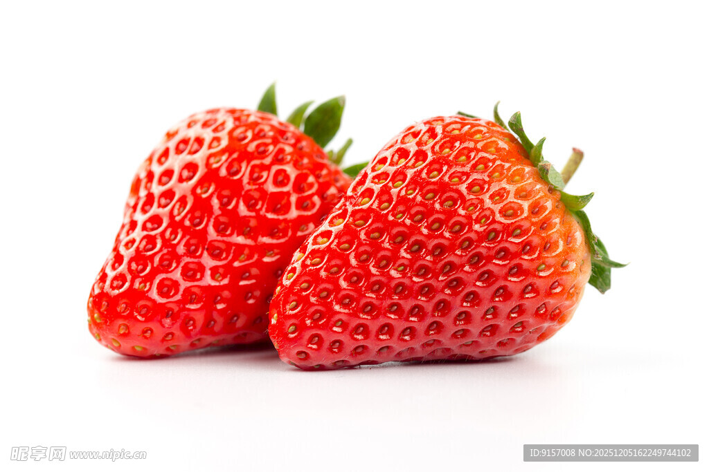 两颗鲜红饱满的新鲜草莓
