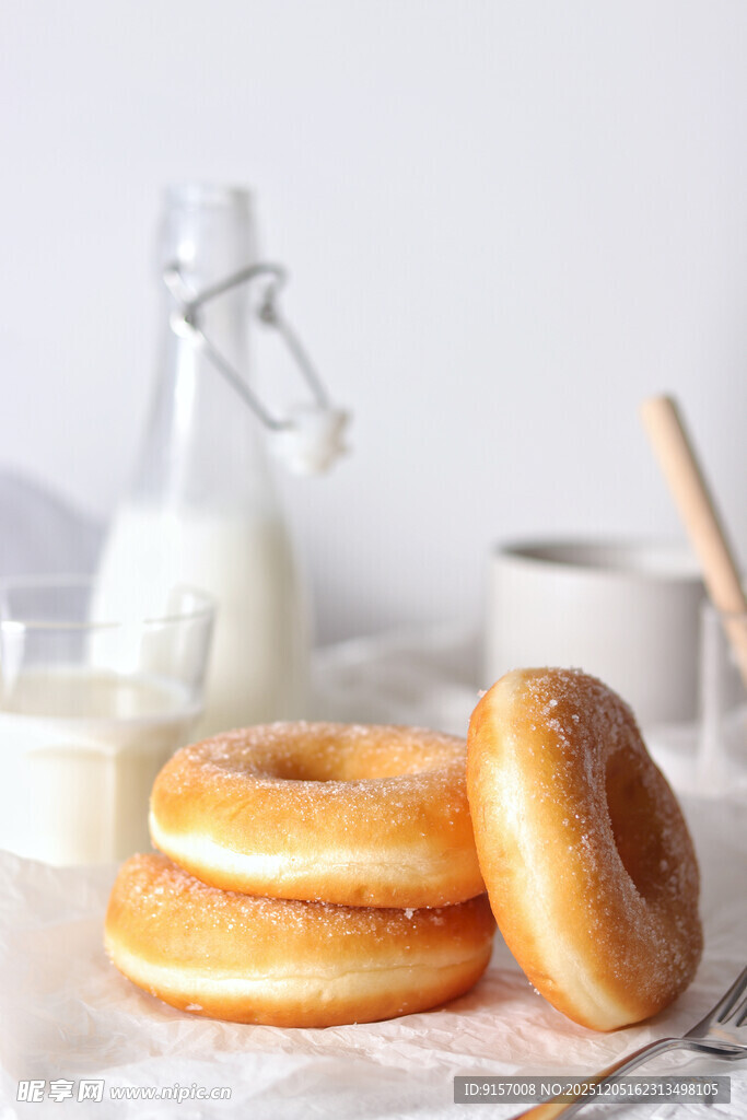 美味甜甜圈与牛奶的组合