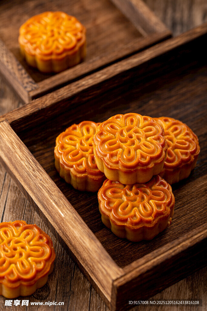 传统美味月饼摆于木盘