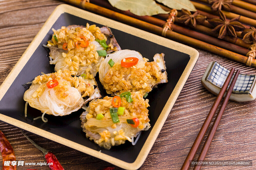 美味虾仁饭团摆放在盘