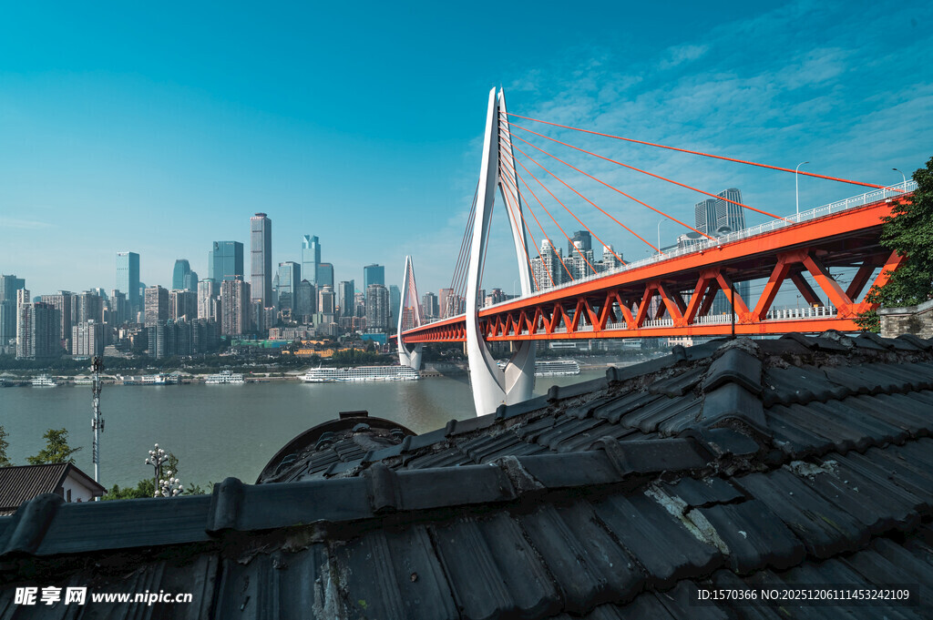 重庆屋顶视角下的跨江大桥