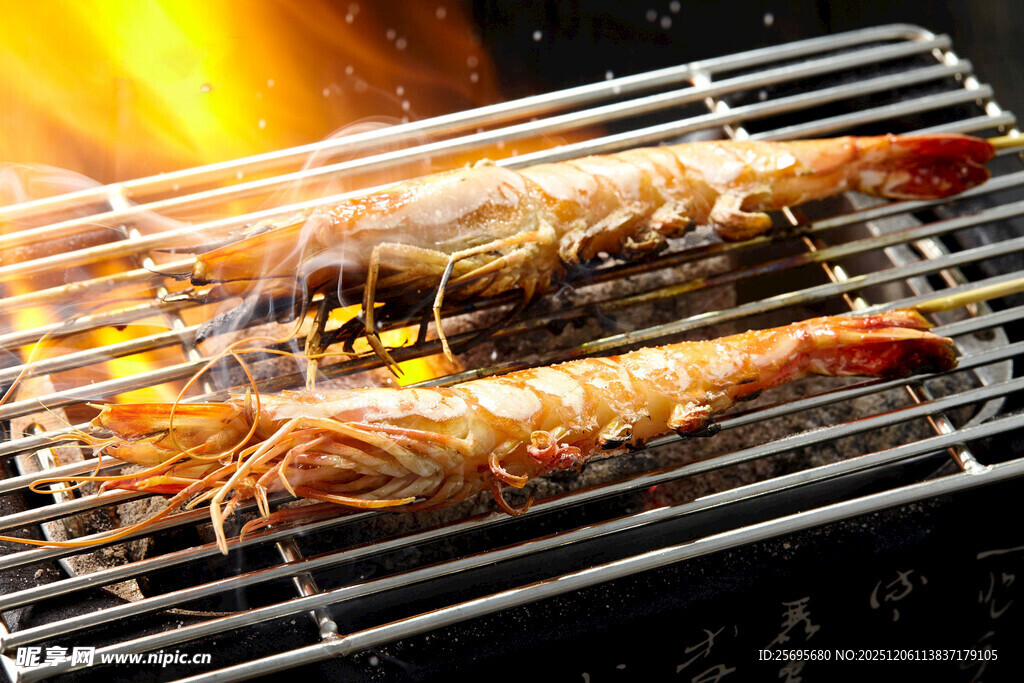 炭火上烤制的美味大虾