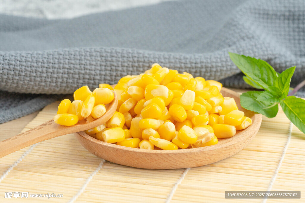 木碗中的香甜玉米粒