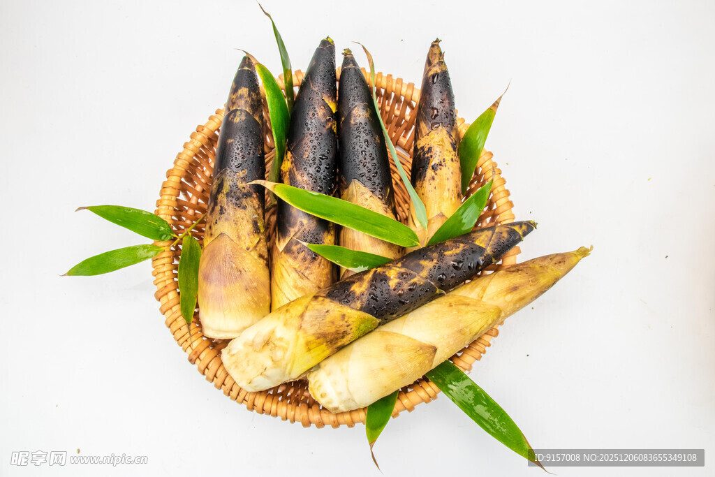 竹篮里的新鲜嫩竹笋