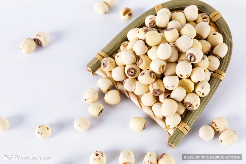 白莲子盛于木勺散落