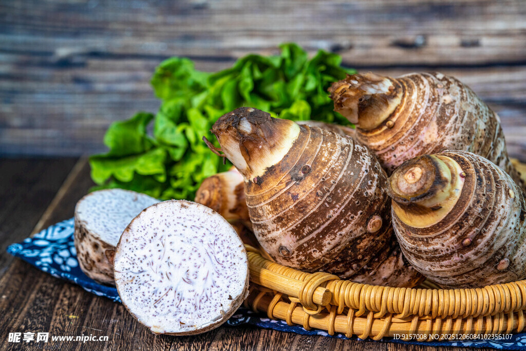 新鲜芋头摆放在篮中