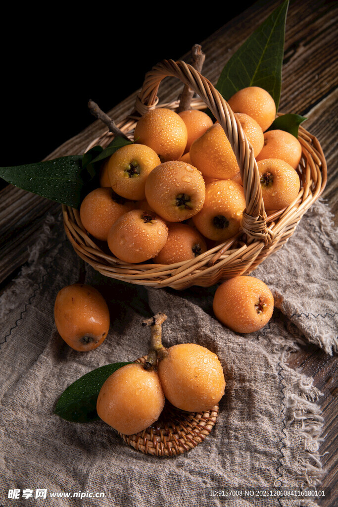 竹篮中的新鲜枇杷果实