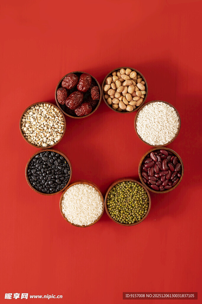 多彩谷物摆成圆形图案