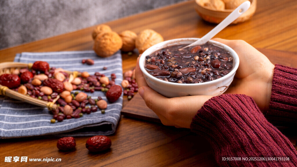 手捧美味谷物早餐碗