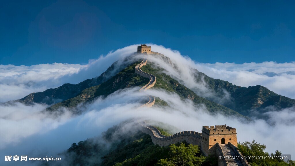 云海中的雄伟长城