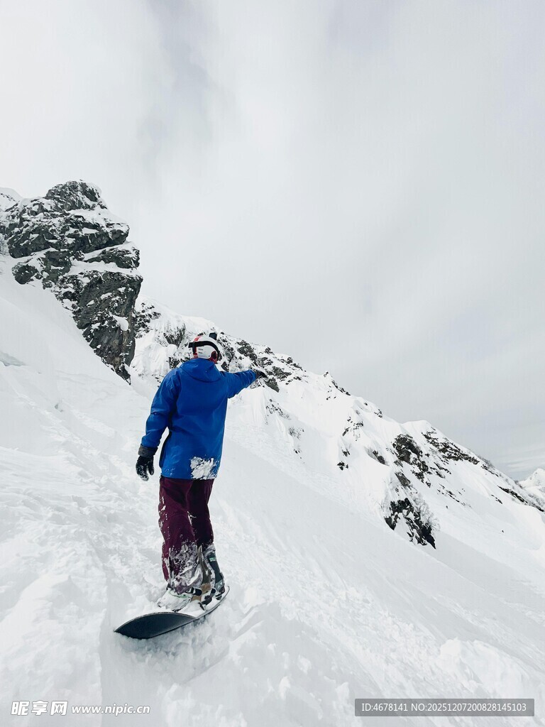 男子雪山滑雪英姿