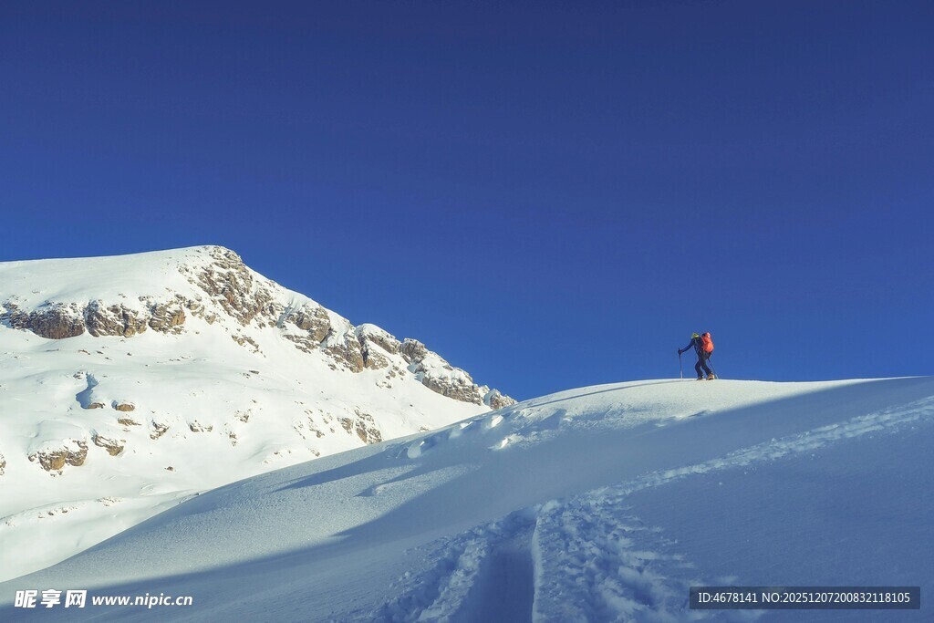 雪山上的孤独徒步者