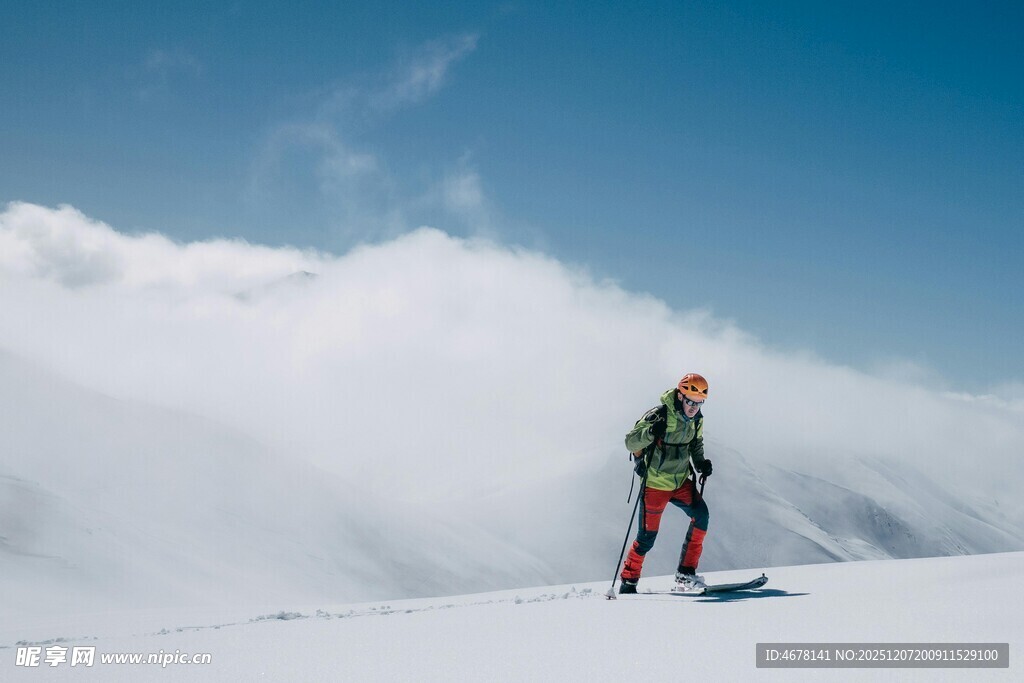 雪山之巅的滑雪者